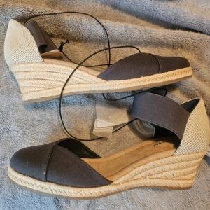 St. Johns Bay Womens Wedge 7 M. NWT Navy